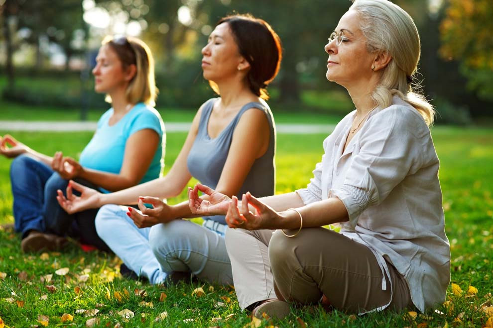 Benefcios da yoga na preveno de danos do envelhecimento