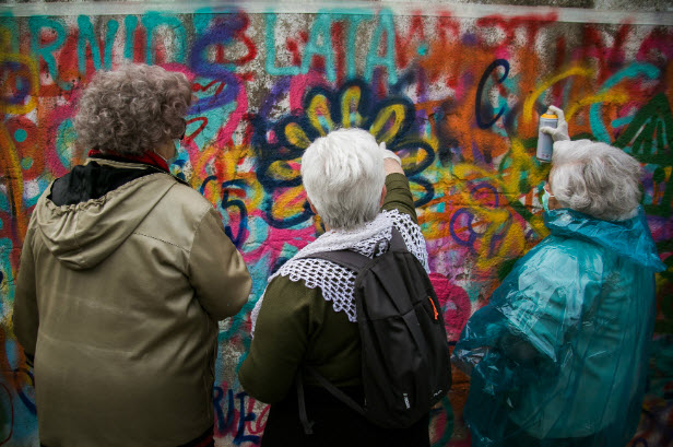 Projeto realiza oficinas que ensinam idosos a grafitar pelas ruas de Lisboa