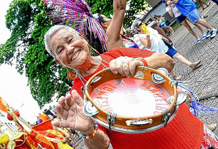 Com o Carnaval na alma, idosos devem curtir a folia com moderao